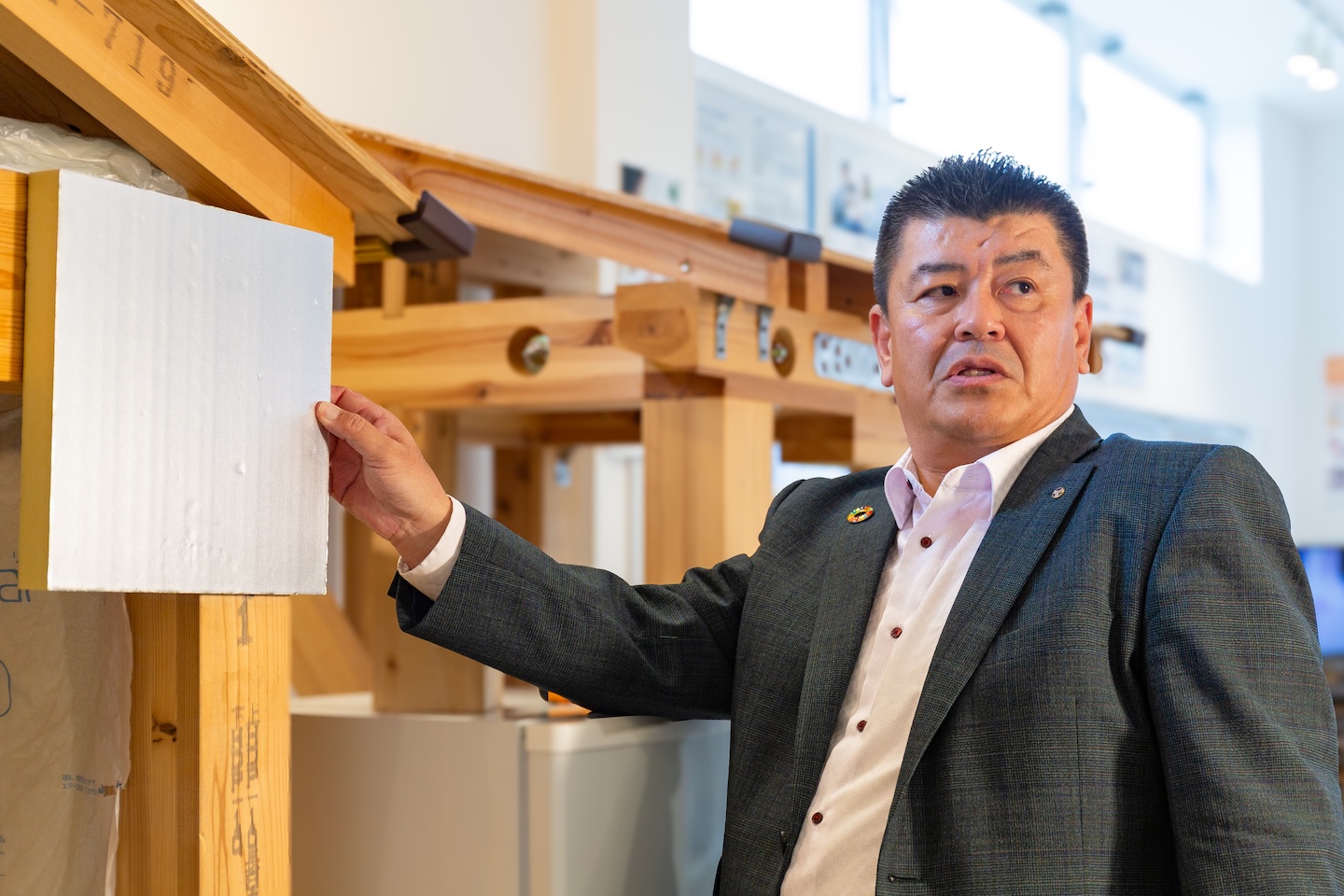 断熱材を手に説明する渡沼氏