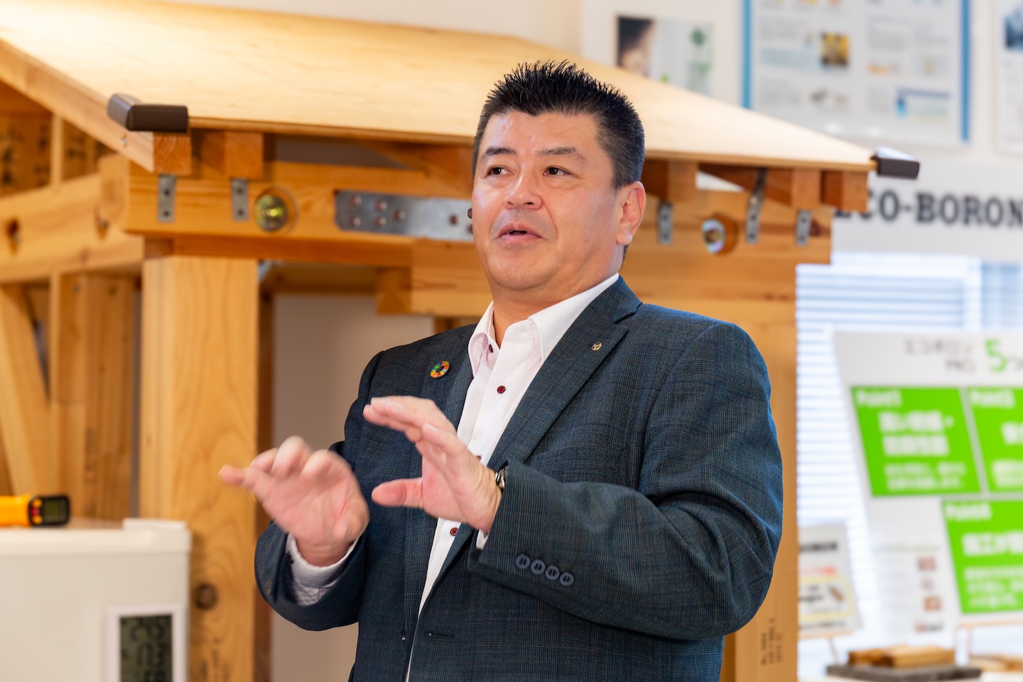 模型の前で説明する渡沼氏